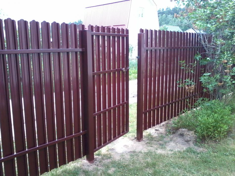 Забор из  металлического штакетника h-1,7