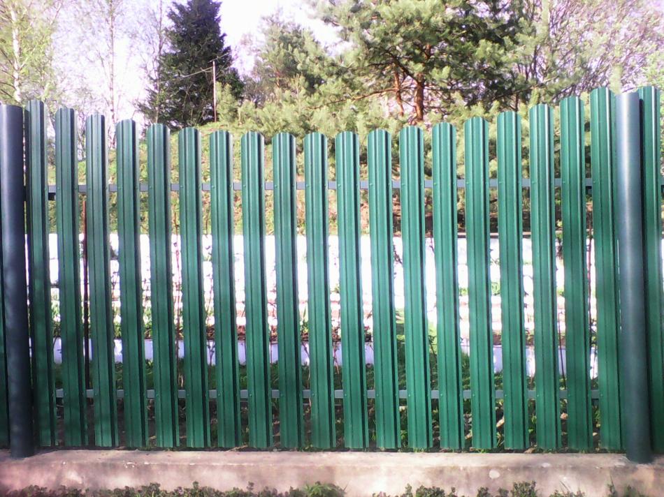 Забор из  металлического штакетника h-2м