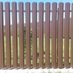 Забор из  металлического штакетника h-2м