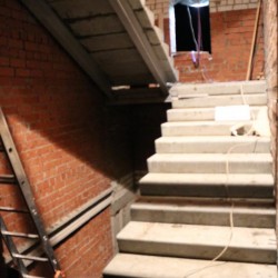 Бетонные лестницы со стальным косоуром